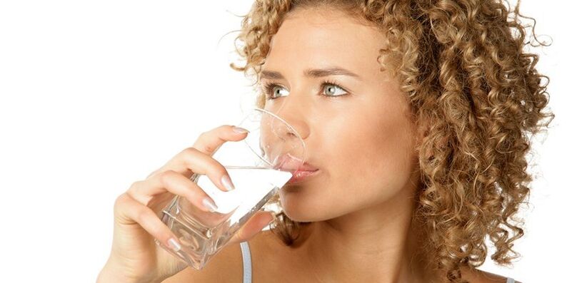 در رژیم آشامیدنی، علاوه بر سایر مایعات، باید 1. 5 لیتر آب تصفیه شده مصرف کنید. 