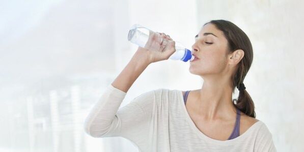 برای کاهش وزن سریع، باید روزانه حداقل 2 لیتر آب بنوشید. 