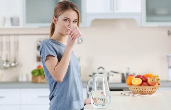 نوشیدن آب قبل از غذا برای کاهش وزن در یک رژیم تنبل