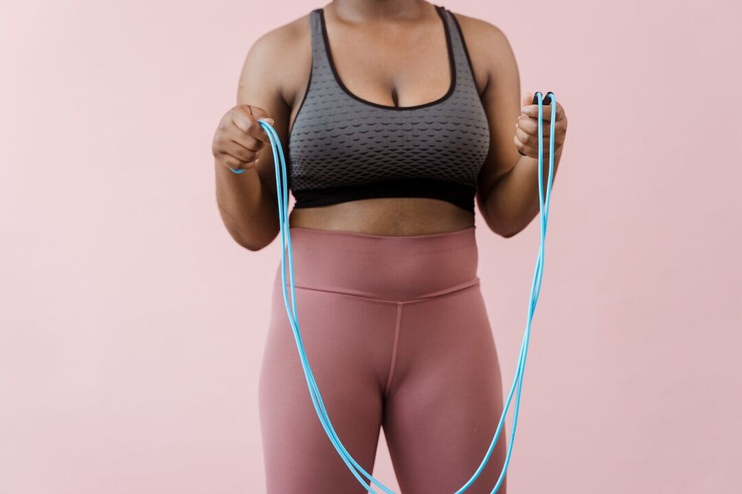 طناب زدن یک تمرین هوازی است که به شما امکان کاهش وزن در ناحیه شکم را می دهد